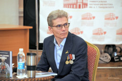 в областной библиотеке им.А.Т. Твардовского состоялась творческая встреча с писателем, участником СВО Константином Леушиным - фото - 4