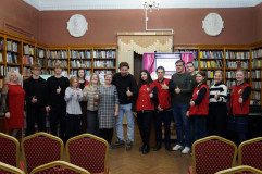 в областной библиотеке для детей и молодежи им.И.С.Соколова-Микитова организовали встречу читателей с актером Камерного театра Павлом Пирожковым - фото - 4