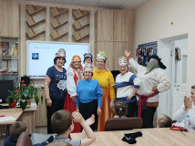 в Холм-Жирковской библиотеке провели турнир между "Бабушками-затейницами" и "Внуками-всезнайками" - фото - 4