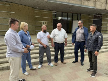 министр культуры и туризма Смоленской области Михаил Ивушин проинспектировал ход ремонта объектов культурной инфраструктуры Ельнинского округа - фото - 8